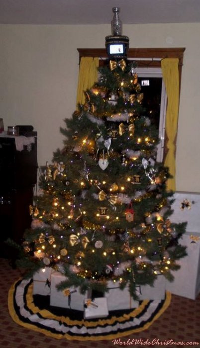 Bruins Christmas montiors work on top of tree  (Gardner, Ma, USA)