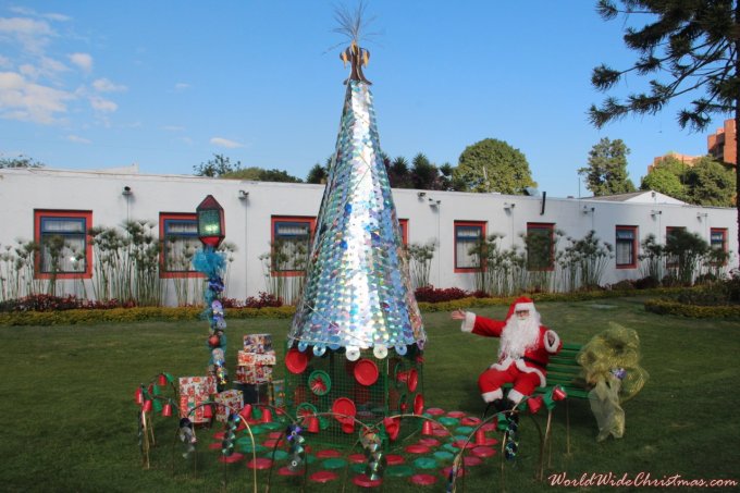 Arbol de Navidad con material Reciclado  (Bogotá, Colombia)