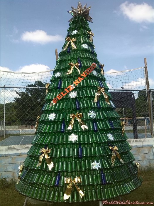 Edwin Garcia (Árbol de botellas de vidrio reciclad (Valencia, Venezuela)